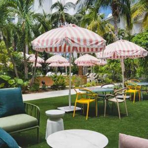 Outdoor patio suitable for co-working at the Hampton By Hilton Grand Cayman.