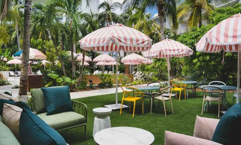 Outdoor patio suitable for co-working at the Hampton By Hilton Grand Cayman.