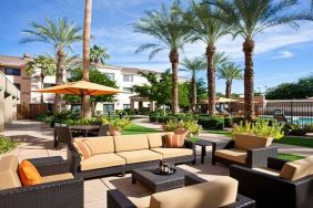 Relaxing outdoor terrrace ideal for coworking at Sonesta Select Phoenix Chandler.