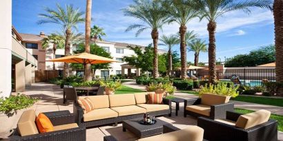 Relaxing outdoor terrrace ideal for coworking at Sonesta Select Phoenix Chandler.