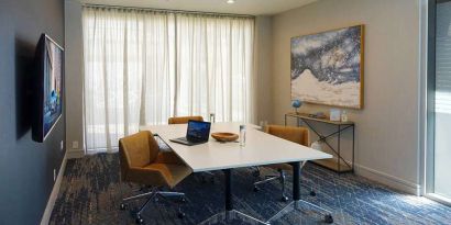 Meeting room with small table at Courtyard By Marriott Los Angeles LAX/Century Boulevard.