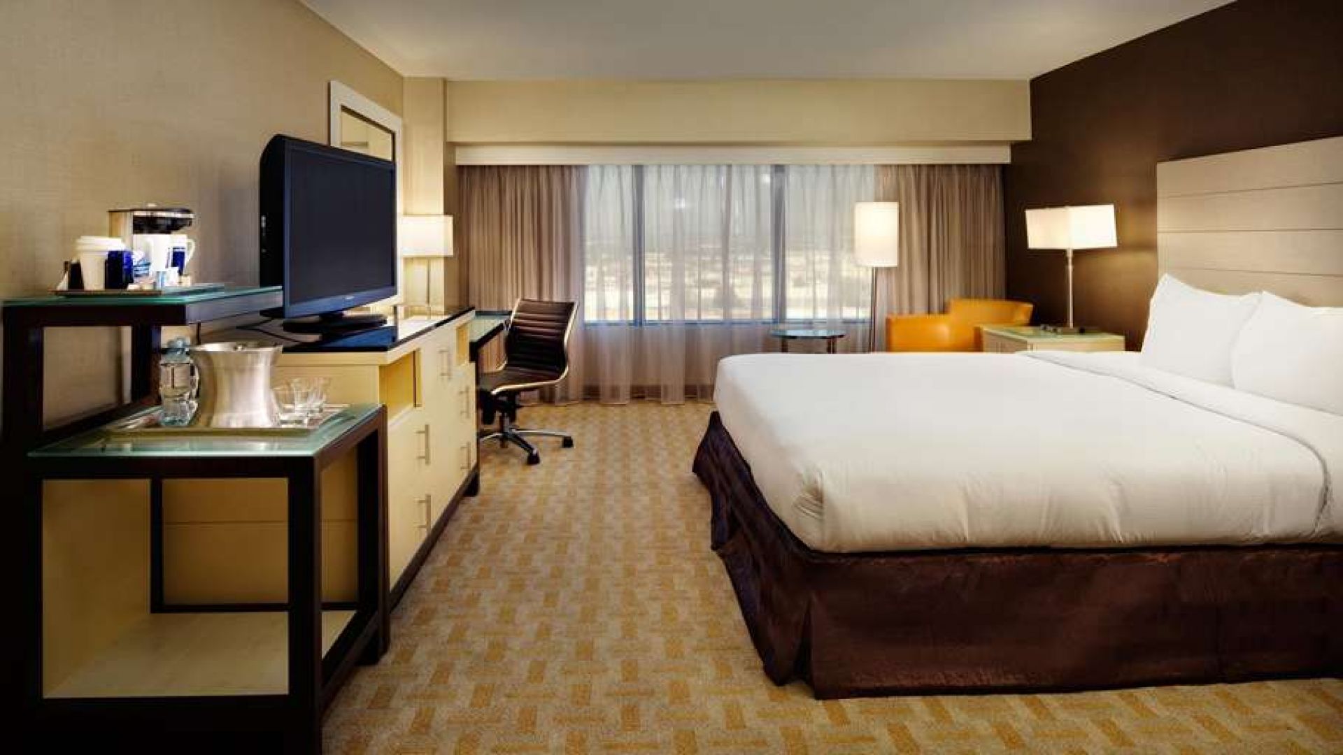 Hilton Los Angeles Airport - LA Day Rooms | HotelsByDay