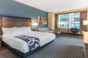 King bedroom with desk and sofa at La Quinta Inn & Suites By Wyndham Chicago Downtown.