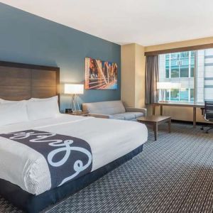 King bedroom with desk and sofa at La Quinta Inn & Suites By Wyndham Chicago Downtown.