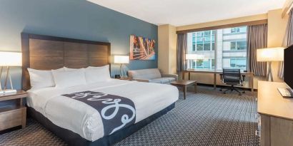 King bedroom with desk and sofa at La Quinta Inn & Suites By Wyndham Chicago Downtown.