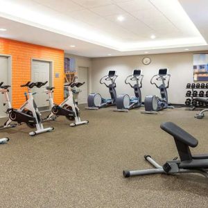 Fitness center at La Quinta Inn & Suites By Wyndham Chicago Downtown.