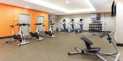 Fitness center at La Quinta Inn & Suites By Wyndham Chicago Downtown.