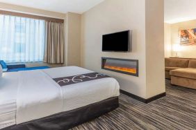 Hotel suite with fireplace and TV screen at La Quinta Inn & Suites By Wyndham Chicago Downtown.