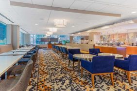 Dining area suitable for co-working at La Quinta Inn & Suites By Wyndham Chicago Downtown.