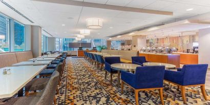 Dining area suitable for co-working at La Quinta Inn & Suites By Wyndham Chicago Downtown.