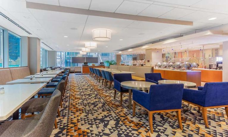 Dining area suitable for co-working at La Quinta Inn & Suites By Wyndham Chicago Downtown.