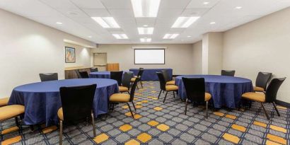 Meeting room with round tables at La Quinta Inn & Suites By Wyndham Chicago Downtown.