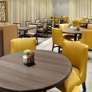 Dining area suitable for co-working at Hyatt Place Miami Airport East.