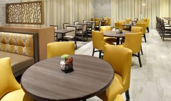 Dining area suitable for co-working at Hyatt Place Miami Airport East.