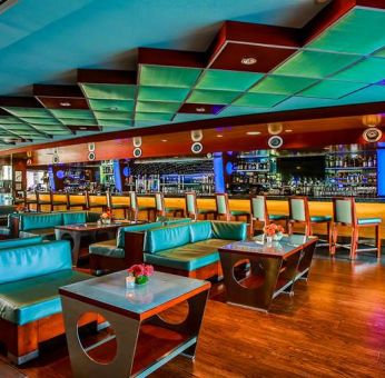 Dining area suitable for co-working at Shade Hotel Manhattan Beach.