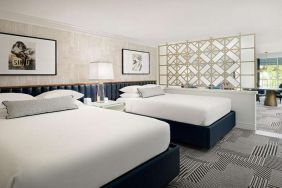 Twin room with workstation at Le Parc.