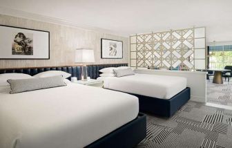 Twin room with workstation at Le Parc.