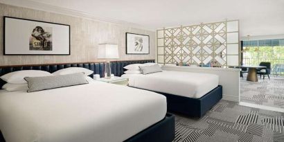 Twin room with workstation at Le Parc.