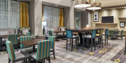 Dining area suitable for co-working at Hampton Inn & Suites Los Angeles/ Hollywood.