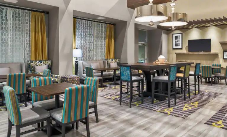 Dining area suitable for co-working at Hampton Inn & Suites Los Angeles/ Hollywood.