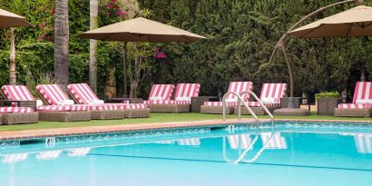 Outdoor seating area by the pool at Hollywood Hotel.