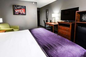 King bedroom with workstation at Best Western McCarran Inn.