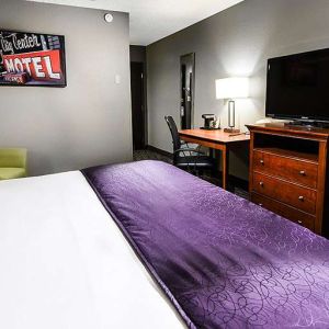 King bedroom with workstation at Best Western McCarran Inn.