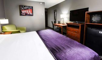 King bedroom with workstation at Best Western McCarran Inn.