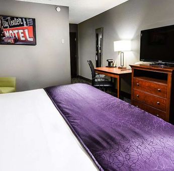 King bedroom with workstation at Best Western McCarran Inn.