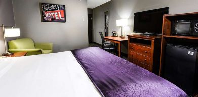 King bedroom with workstation at Best Western McCarran Inn.