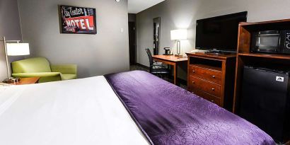 King bedroom with workstation at Best Western McCarran Inn.