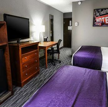 Twin room with TV screen and desk at Best Western McCarran Inn.