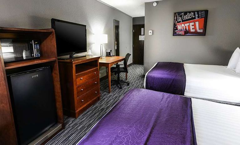 Twin room with TV screen and desk at Best Western McCarran Inn.