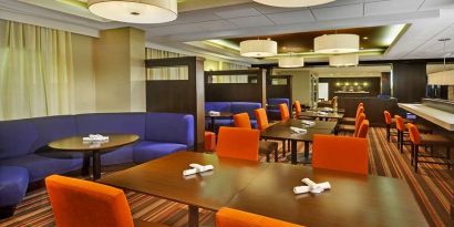 Dining area suitabe for co-working at Four Points By Sheraton Toronto Mississauga.