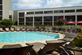 Outdoor pool at Atlanta Marriott Northwest At Galleria.