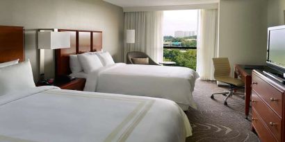 Twin room with desk and window at Atlanta Marriott Northwest At Galleria.