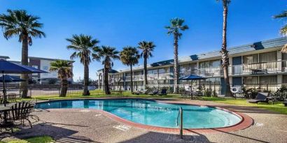 Lovely outdoor pool at Quality Inn Pasadena.