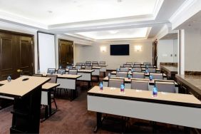 Professional and large conference room at Courtyard By Marriott New York JFK Airport.