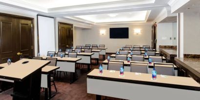 Professional and large conference room at Courtyard By Marriott New York JFK Airport.