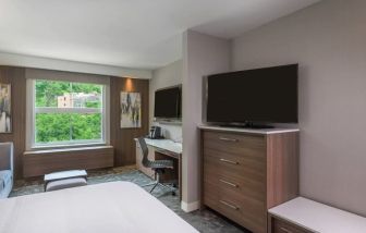 Delux king room with TV and work station at Courtyard Edgewater NYC.