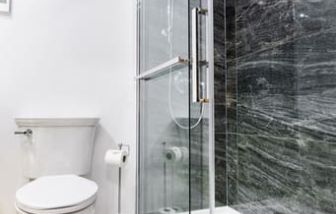 Private guest bathroom with shower at Hotel Clarendon.