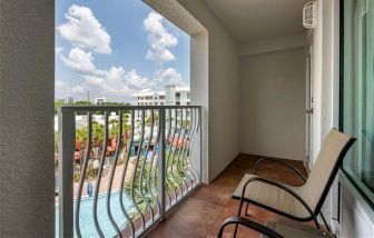 Dayrooms equipped with outdoor terrace at Holiday Inn Resort Lake Buena Vista.