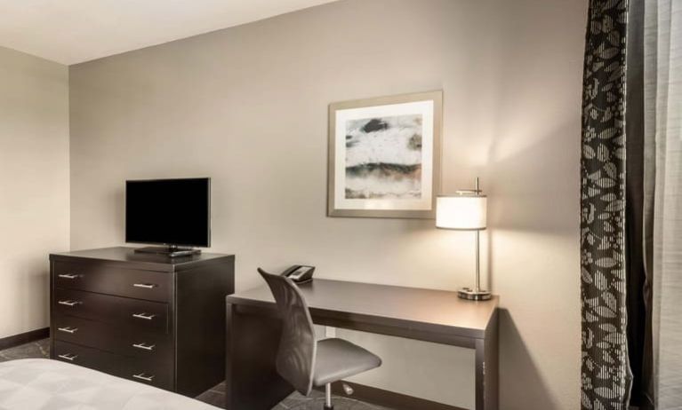 Work desk inside day use room at Holiday Inn & Suites Silicon Valley - Milpitas.