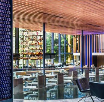 Hyatt Regency Chicago’s Big Bar, with the longest free-standing bar in the continent and both table and bar stool seating.