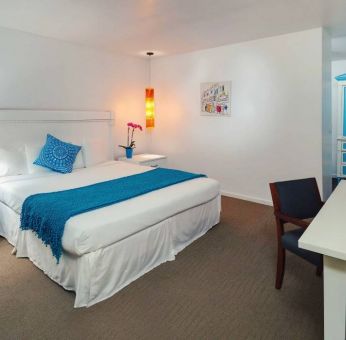 The Aqua Soleil Hotel & Mineral Water Spa’s single king guest room comes furnished with a workspace desk and chair.