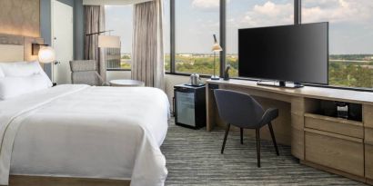 Double bed guest room in the Westin Atlanta Airport Hotel, with large TV and panoramic views.