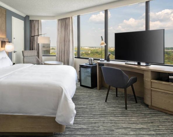 Double bed guest room in the Westin Atlanta Airport Hotel, with large TV and panoramic views.