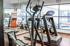 Comfort Suites Lombard – Addison’s fitness center has numerous exercise machines for guests.