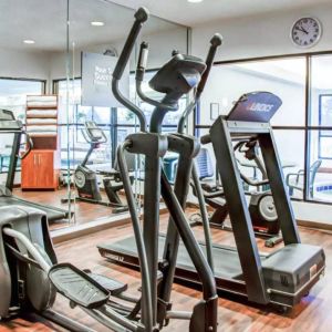 Comfort Suites Lombard – Addison’s fitness center has numerous exercise machines for guests.