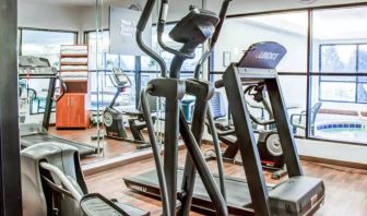 Comfort Suites Lombard – Addison’s fitness center has numerous exercise machines for guests.